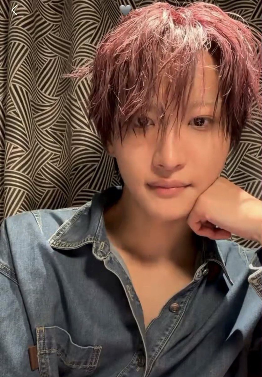 starberrybuns's tweet photo. freshly showered and pampered omega sh hopping on a videocall with his alpha after tucking their pups into bed 🤍 https://t.co/atFXcEbYYB