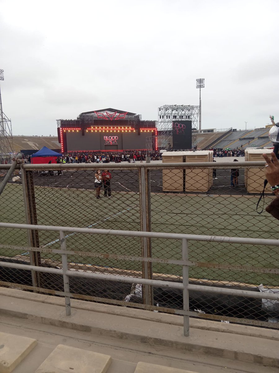 myp_sgxII's tweet photo. en estas condiciones se encuentra el estadio de la san Marcos , los asientos todos despintados y las rejas oxidadas , todo horrible y con esas rejas , la experiencia en el concierto de los chicos no me la quiero imaginar 🛌 , 
(las fotos son de mi hermana ) yo no soy multi 🫣 https://t.co/qsPDLVMeSK