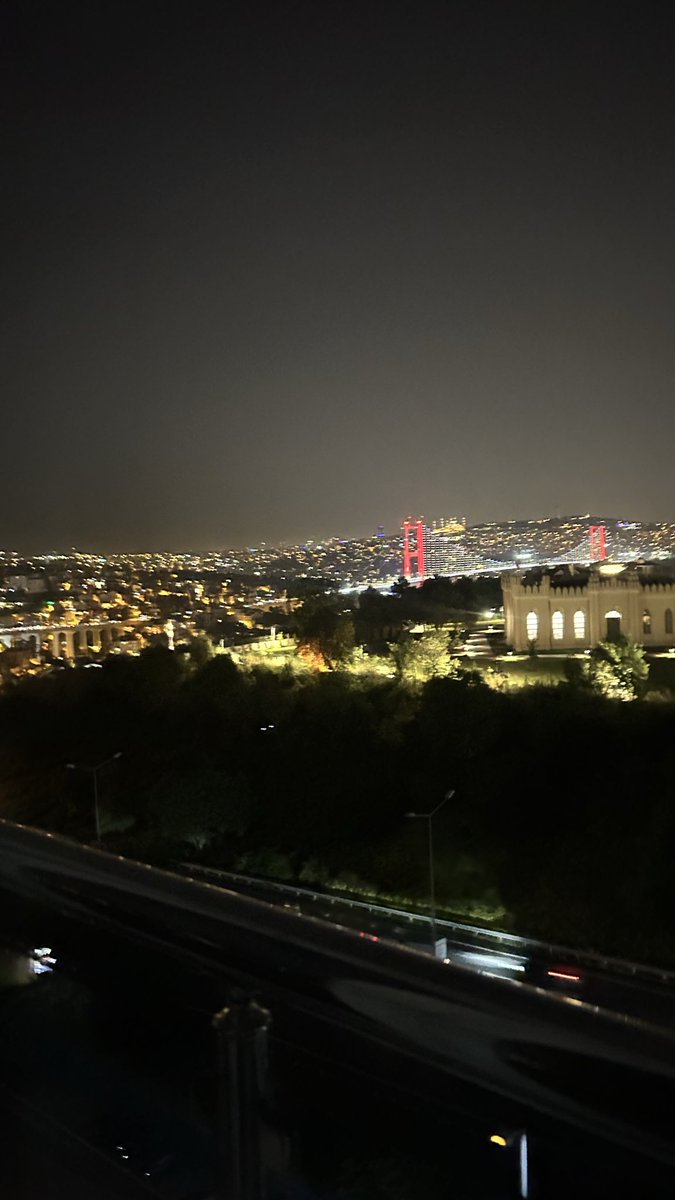 liderisyen's tweet photo. bi iki aya yine sendeyim istanbulcum https://t.co/08TQ2Geosh