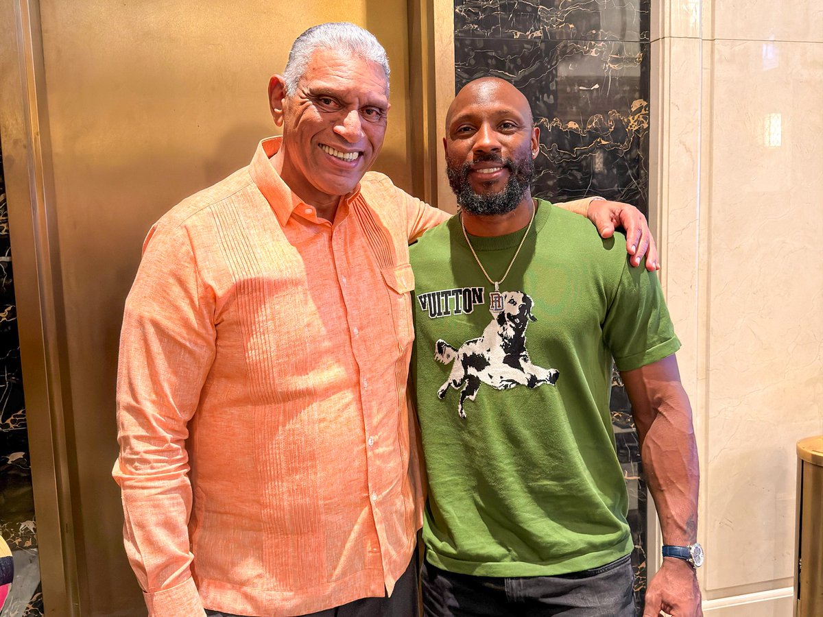 chuvasquez's tweet photo. ¡Bienvenido a la casa de todos los dominicanos en Nueva York, Starling Marte! 

Siempre será un honor recibirte en tu Consulado. 🇩🇴 https://t.co/DzJYtsJPKI