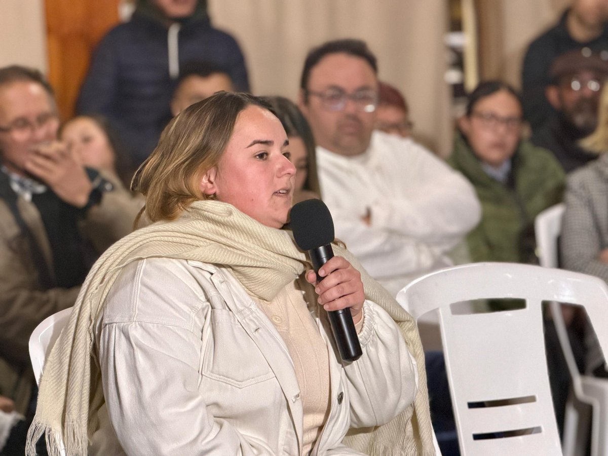 FloridaIDF's tweet photo. El intendente @PajaroEnciso y su equipo de gobierno mantienen un importante encuentro con vecinos de 25 de Mayo. Se escuchan planteos e inquietudes de mejoras para la localidad. https://t.co/tMHZkRXi1p
