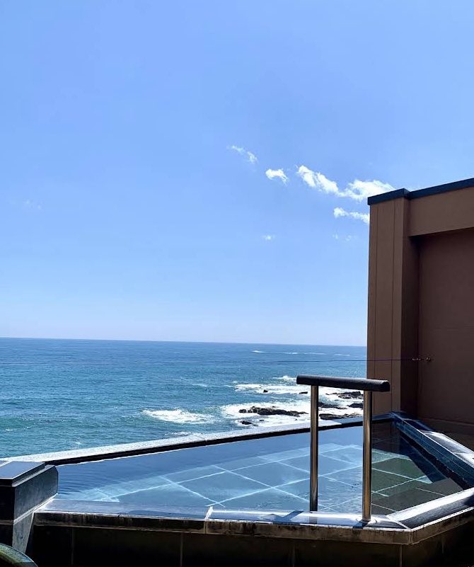 P89262411's tweet photo. 千葉県鴨川市「房総鴨川温泉 是空-ZEKUU-」

太平洋の大海原を眼下に心地良い潮風を感じながら四季折々の景色も楽しめます。豊富な泉質の湯にて全てを委ねココロとカラダがすっかりとからっぽに���、癒されて下さい。
含硫黄の炭酸水素塩泉でのお肌つるつる・すべすべ美人の湯です。 https://t.co/Bo1FI75pDf