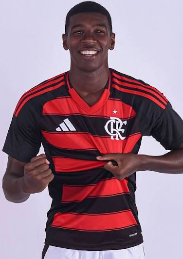 AndreRibeirro's tweet photo. Deixa eu dar um papo reto aqui.

A gente tem um ZAGUEIRO muito diferente, esse mlk aqui ele DESFILA em campo, é a nossa próxima joia com folga.

eu espero muito que o Leonardo Jardim bote esse mlk em campo mais vezes, é um Zagueiro pra MUITO tempo esse Daniel Thuram. https://t.co/idbIwsPqJS