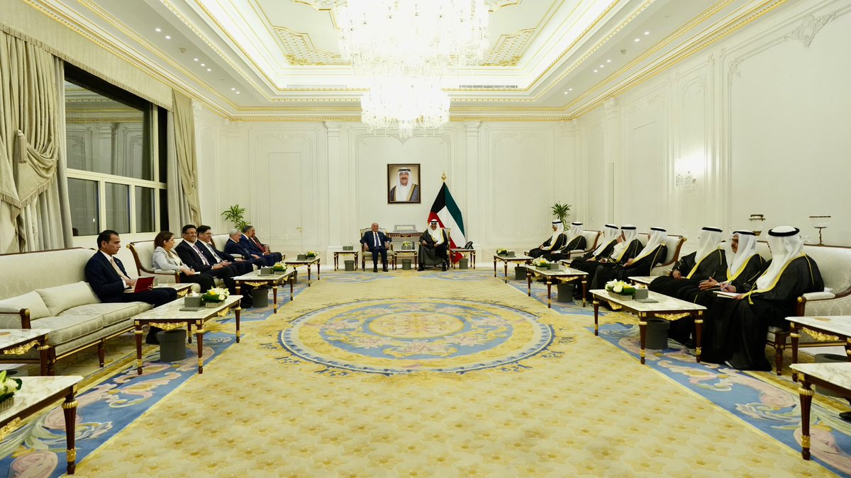 Iraqimofa's tweet photo. وزير الخارجية فؤاد حسين يلتقي ولي عهد دولة الكويت ويؤكد أولوية تطوير العلاقات الثنائية وتسوية الملفات العالقة بالحوار – وزارة الخارجية العراقية https://t.co/5An2yheTZm https://t.co/XnB8c1GOI0