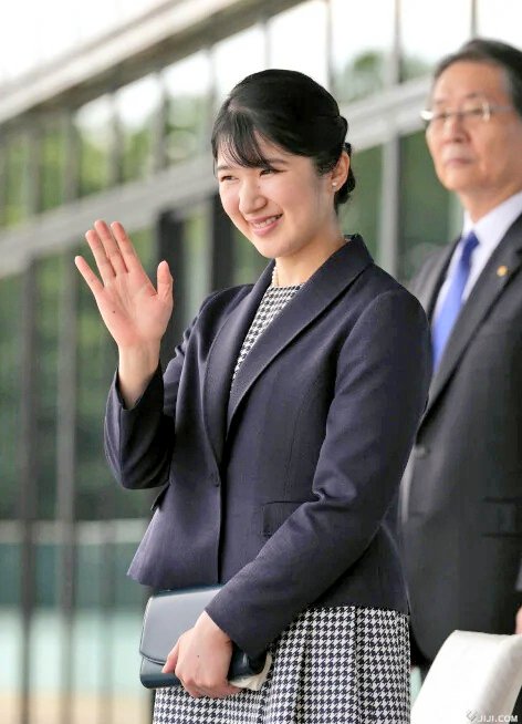 ProsperTheReiwa's tweet photo. 例えば今回の改正案で敬宮さまをはじめとする女性皇族は結婚後皇籍を残し中途半端な一般人となる。

・外国人同様、住民票はあるが選挙権はなし
・夫、子と同居できるか不明
・一家外出時の警備体制も未定
・夫婦別姓

これを「結婚するのが幸せ」とかほざいてる男系男子派は完全に脳みそが腐ってる。 https://t.co/HzP46V8IW7