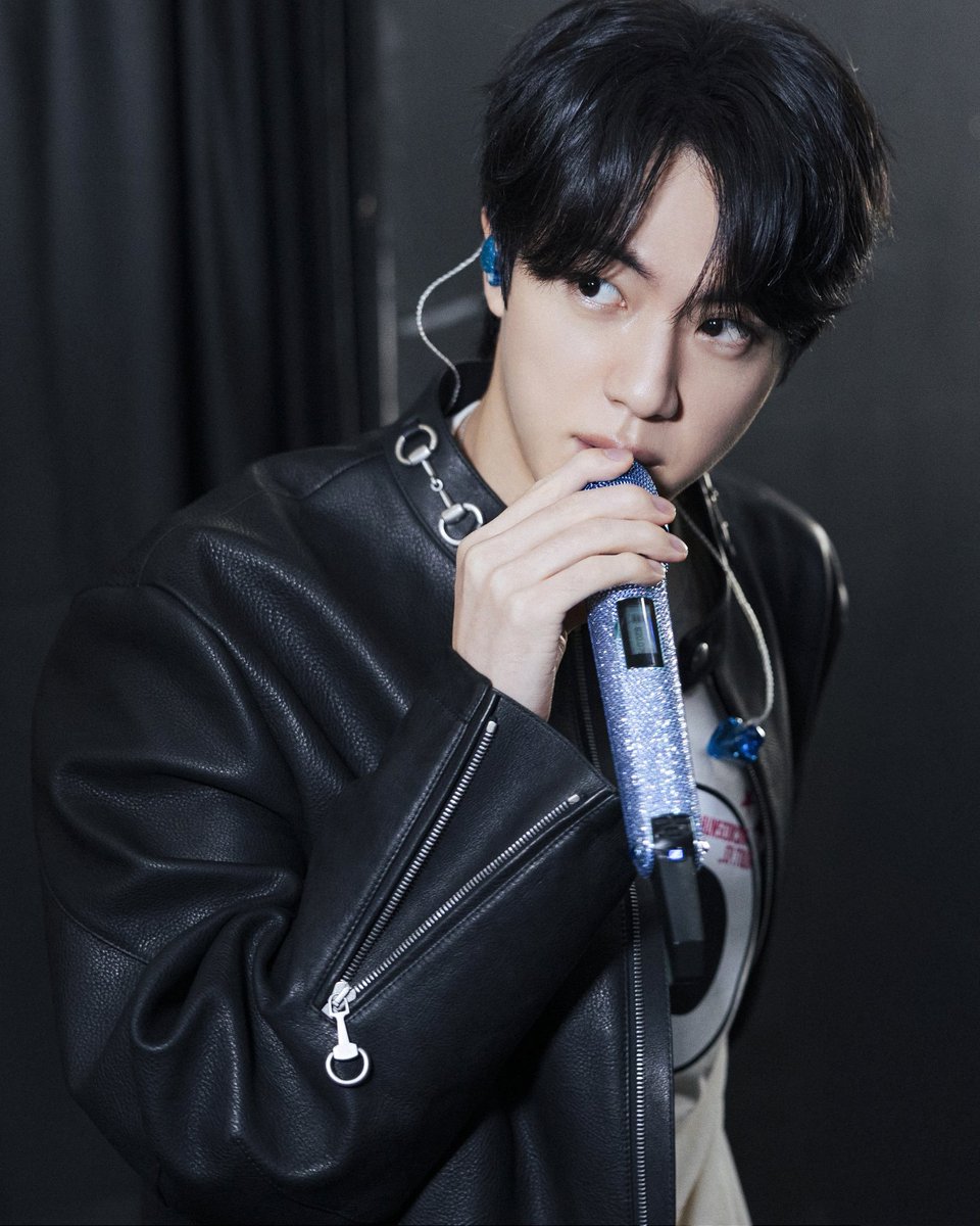 nightstar1201's tweet photo. [RedBallVictor] 260415 What about Demna's new Gucci?
👗Last year, Demna released some Gucci pieces exclusively at the store during Fashion Week. I didn't have time to visit the store back then, so I missed them.
At the time, the leather jacket was about 6,000,000 Won. Now it's around 11,000,000 won.
Once they saw the demand, they raised the price dramatically.
I need to buy it now and lower my cost before the price goes up even more.
#JIN #방탄소년단진 @BTS_twt @gucci 
I looked up which jacket he was talking about, and it turned out to be the same jacket Jin wore. It's currently priced at 11,500,000 Won in Korea. This is driving me crazy. Just how many of you bought it? The price has doubled... Wow...