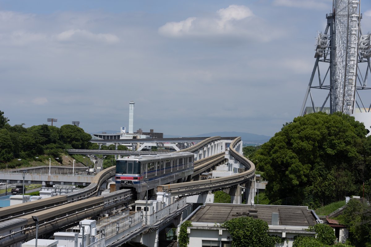 hawksnow_ok's tweet photo. 万博記念公園は絵になりますね。
太陽の塔・大観覧車定番ですが・・・
また、70年博覧会時のモノレールカラー
列車いいですね。
撮影日：2026_07_08
撮影場所：万博記念公園駅周辺
#大阪モノレールフォトコン2026
#一般部門 https://t.co/Bnv46DflIf