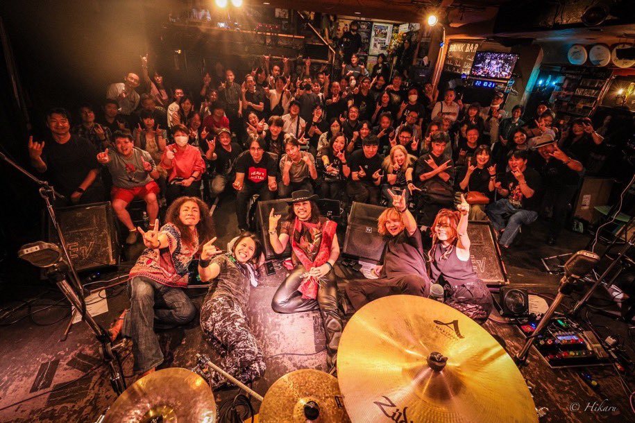 Hiroshi2k0714's tweet photo. 昨日は #KellySIMONZ さんの56th Birthday Liveに行ってきました。
Voには複数のRainbowカバーバンドでのパフォーマンスで馴染みのある #DioKen、BとKeyには #池尻家 のお二人、Dには #UnluckyMorpheus の #Fumiya 。ライブは2部構成になっており、1部がイングヴェイ、2部がKellyさんの楽曲でした。
何故、今回が初見なのか不思議なくらいだった。次回は10月末のTrilogy 40th Anniversary ライブに参戦します😄