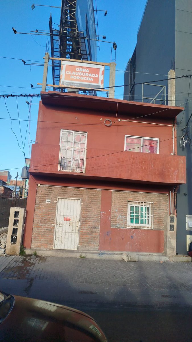 SalvatierraPitu's tweet photo. Clausura en cualquier obra de la Ciudad: cartel tamaño A4

Clausura en la villa: cartel gigante para que se vea desde la autopista. 

Usar al Estado para generar odio hacia los pobres es violencia institucional. https://t.co/5aQQQZFZwz