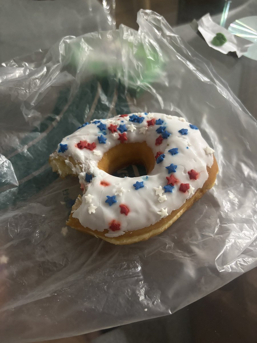 taeglocksss's tweet photo. ngl i need to stop eating this junk food but it’s so good 😭😭 https://t.co/7smTOJvVVe