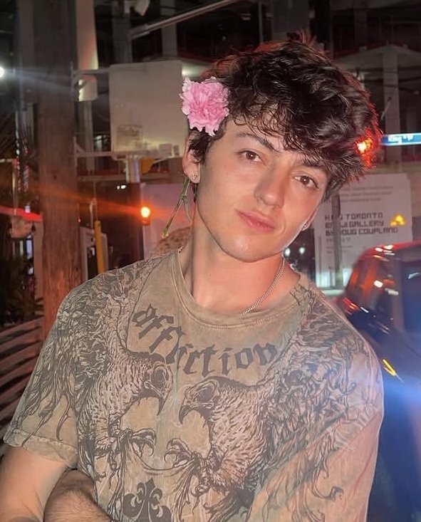 HaleyCrave's tweet photo. @FANATICalways hes kinda cute lets wake that up https://t.co/UtnpxsW39n