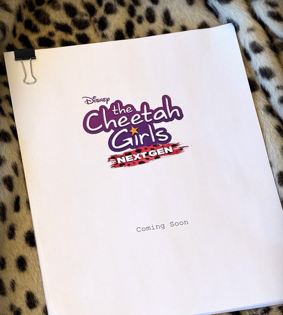 fedeebongiorno's tweet photo. 🍿 La cuarta película de “CHEETAH GIRLS” ya tiene a sus nuevas protagonistas. El elenco original volverá, con la excepción de Kiely Williams (Aqua)

La historia seguirá a la hija de Galleria y sus amigas en un voluntariado a África y su intento de salvar una reserva https://t.co/mITfNvVZBL