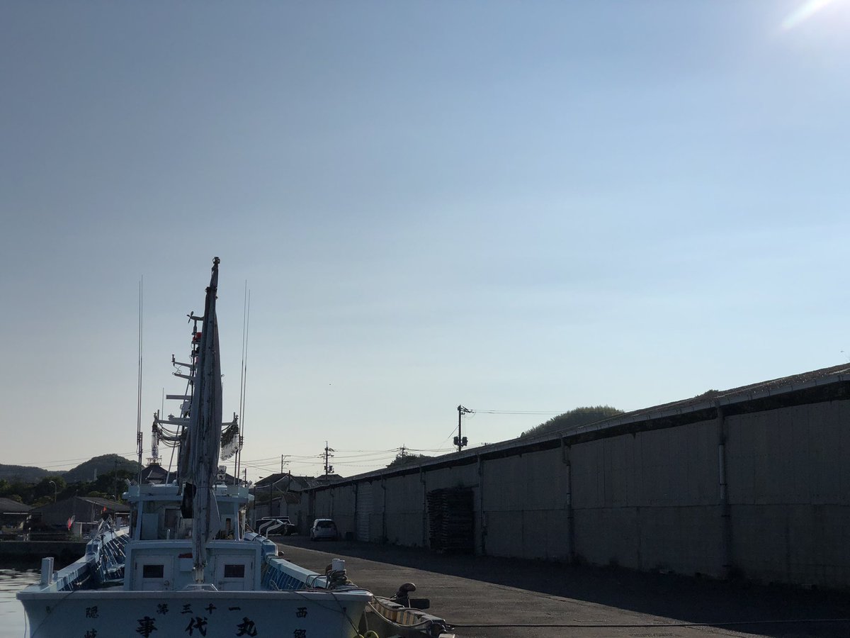 tmorimot1's tweet photo. 浜田の空と海から　朝

2026年(令和8年)7月9日(木)朝　浜田漁港の空と海です。

晴れ　午前6時の気温23.6度､湿度89%です。

浜田漁港近く､馬島そばの国土交通省観測点の波高午前6時0.4mです。

7月9日(木)島根県西部の予報は　晴れ時々くもり　日中の最高気温32度です。 

#島根県
#浜田市
#浜田漁港 https://t.co/L3s9iraPgO