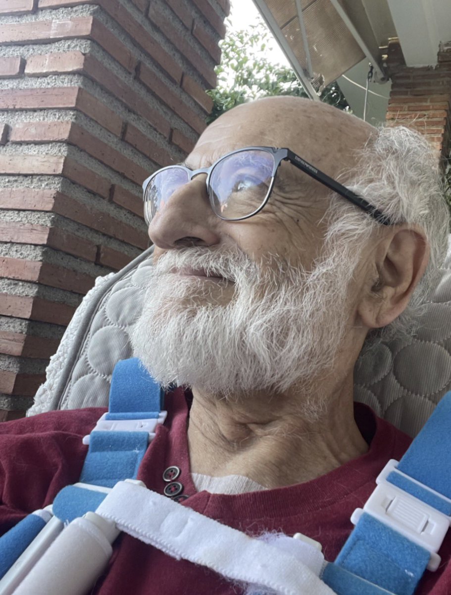 Delsurgr's tweet photo. Venga, toca seguir. Me han arreglado el corazón por tercera vez. Confío en que sea la última. El cirujano cardiovascular (Dr,JAVIER OLARTE) lo hizo en el “Ruiz de Alda”de Granada. La nueva válvula mitral orgánica me sienta mucho mejor que la anterior de Titanio. Esta ni se oye.❤️ https://t.co/tIwJKoAHII