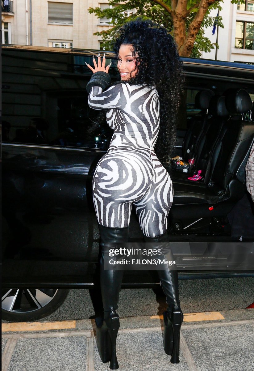 SunnyBanks_'s tweet photo. Cardi just fine af she can’t help it 😍😍 https://t.co/XkMgYfExmc
