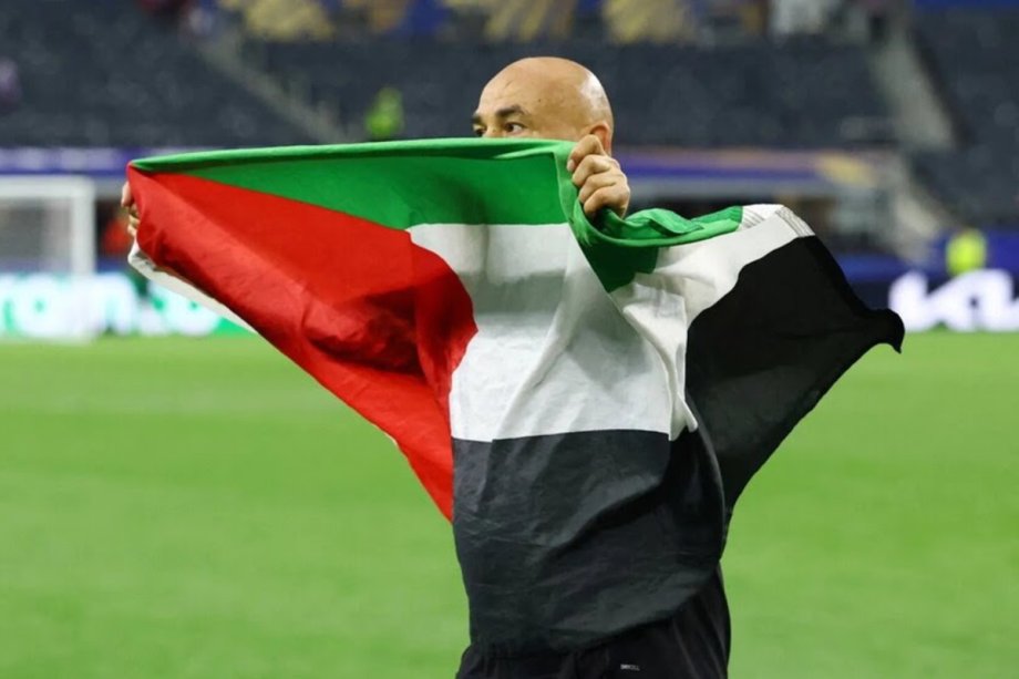 AbubakerAbedW's tweet photo. My only comment on this disgusting, blood-soaked World Cup:

Egypt's coach @Hossam9Hassan is definitely the star of the tournament. He powerfully exposed the hypocrisy and cowardice of football's governing bodies & sports media.

He showed more humanity and bravery in his little finger than the entire football world combined. 

Massive thanks to him❤️🇪🇬🇵🇸
