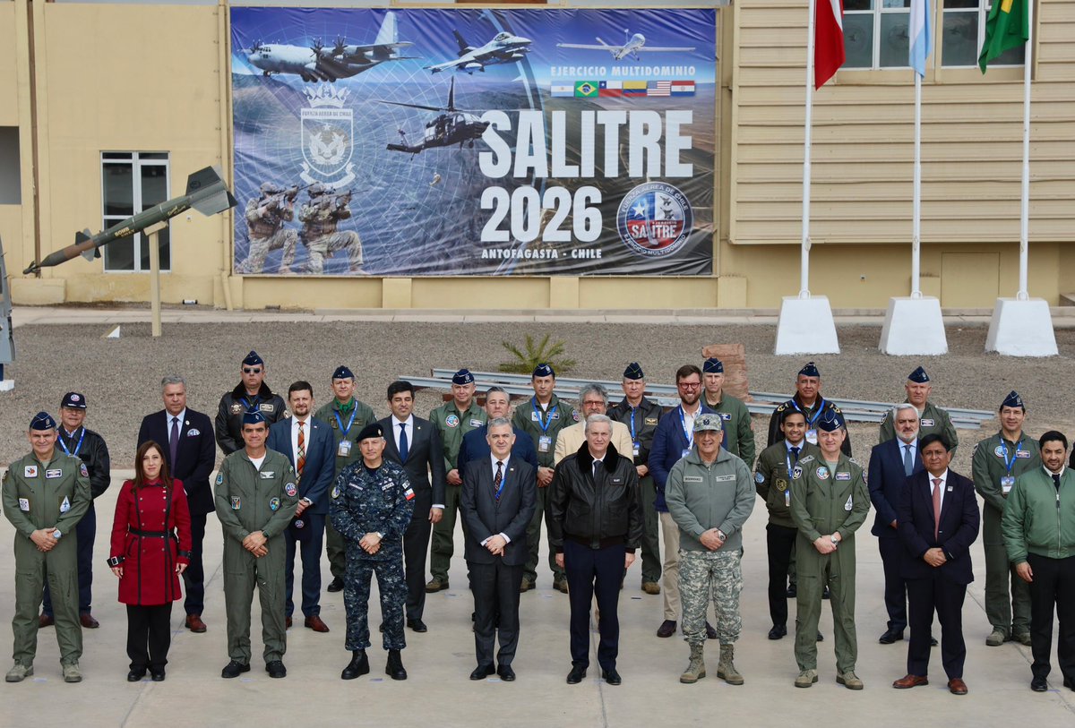 SubseDefensa's tweet photo. Ministro de Defensa subrogante, Rodrigo Álvarez acompañó al Pdte. Kast en su visita al Ejercicio Multidominio Salitre 2026 en Antofagasta.

Este ejercicio fortalece la cooperación e interoperabilidad entre países e integra operaciones en aire, tierra, mar, espacio y ciberespacio. https://t.co/tHOXuYtiOA