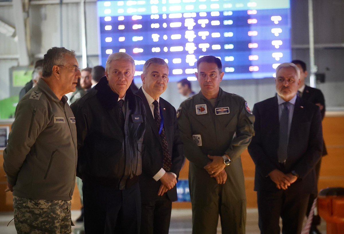 SubseDefensa's tweet photo. Ministro de Defensa subrogante, Rodrigo Álvarez acompañó al Pdte. Kast en su visita al Ejercicio Multidominio Salitre 2026 en Antofagasta.

Este ejercicio fortalece la cooperación e interoperabilidad entre países e integra operaciones en aire, tierra, mar, espacio y ciberespacio. https://t.co/tHOXuYtiOA