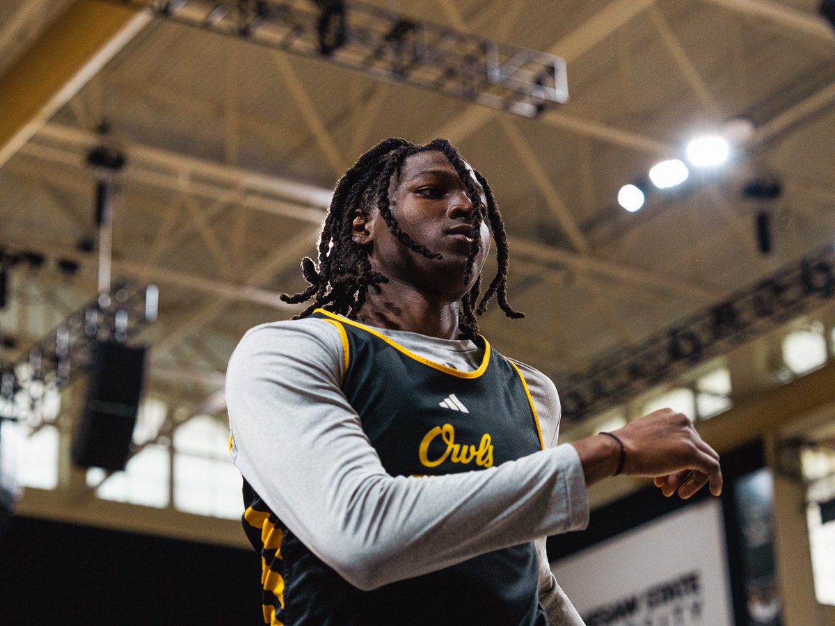 KSUOWLSMBB's tweet photo. 𝑭𝒊𝒓𝒔𝒕 𝑷𝒓𝒂𝒄𝒕𝒊𝒄𝒆 𝑼𝒏𝒅𝒆𝒓 𝑻𝒉𝒆 𝑵𝒆𝒘 𝑳𝒊𝒈𝒉𝒕𝒔 💡

#SOLID | #HootyHoo 🦉🏀 https://t.co/jE9ukyc20I