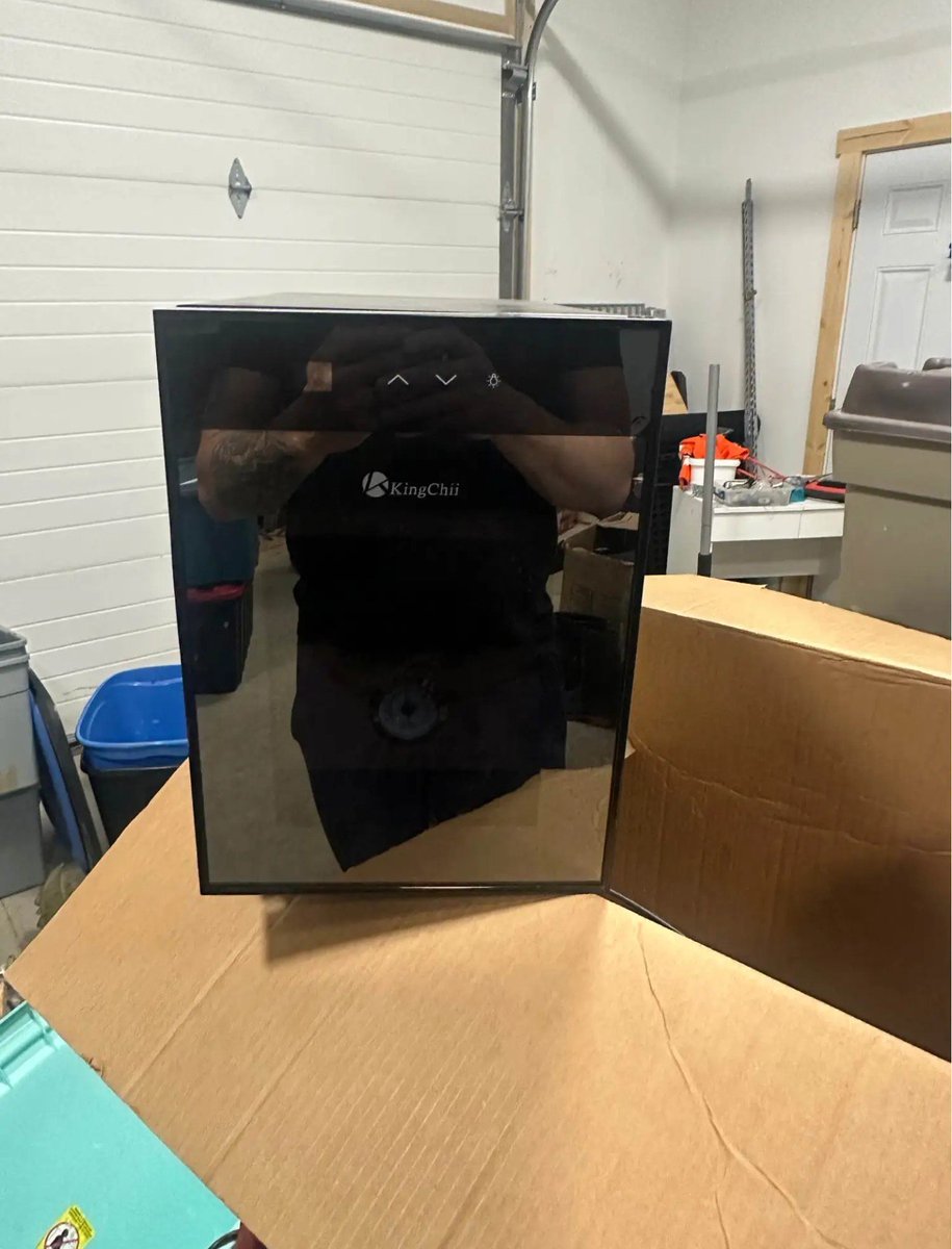 CigarW8288's tweet photo. Cigar humidor available for sale.

King Chii 16L Electric Humidor.
Capacity: 100
Demissions: 20 x 9.8 x 14.1 inches

Message me directly if you're interested https://t.co/vvuY0OskCy