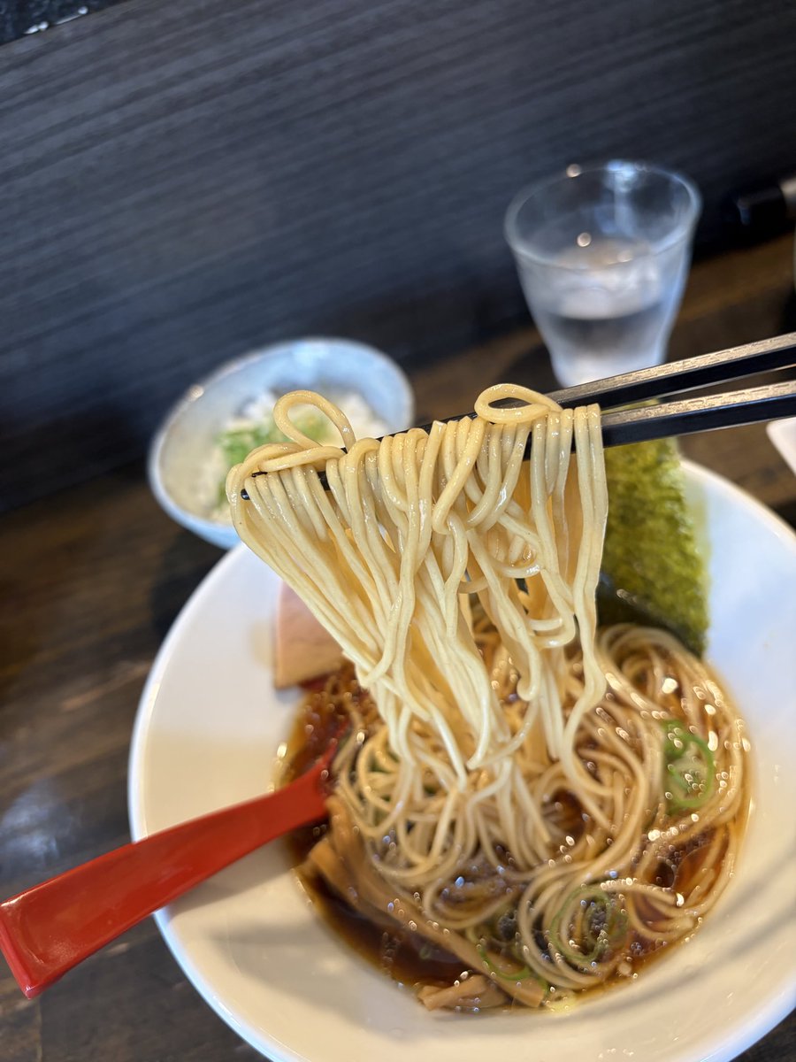 57xF2's tweet photo. 燵家製麺

朝ラーメン醤油
黄身のごはん

プリパツ細麺にコクウマ醤油
燵家の朝の味〜☺️
ん？
でも何かが足りない！
あ！
キクラゲない💦
いいメンマが入ったので切り替えたとの事。
メンマも美味しかったけど
あくまでも自分の好みだがキクラゲの方が好き😅 https://t.co/0AZhb0H38b