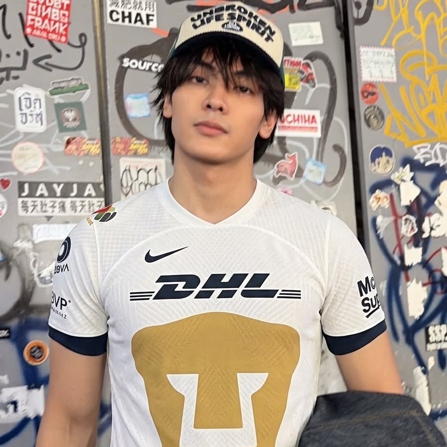 windeer123's tweet photo. Au de Joong Iztapalapeño fan del pumas con un Dunk de Garza García fan del rayados. 

Se conocen en un amistoso en CU donde Joong lleva a Dunk a comer taquitos de canasta al pasillo de filos y por un agua de frutas para encontentarlo después de la derrota de los rayados. https://t.co/io2HQRLjKs
