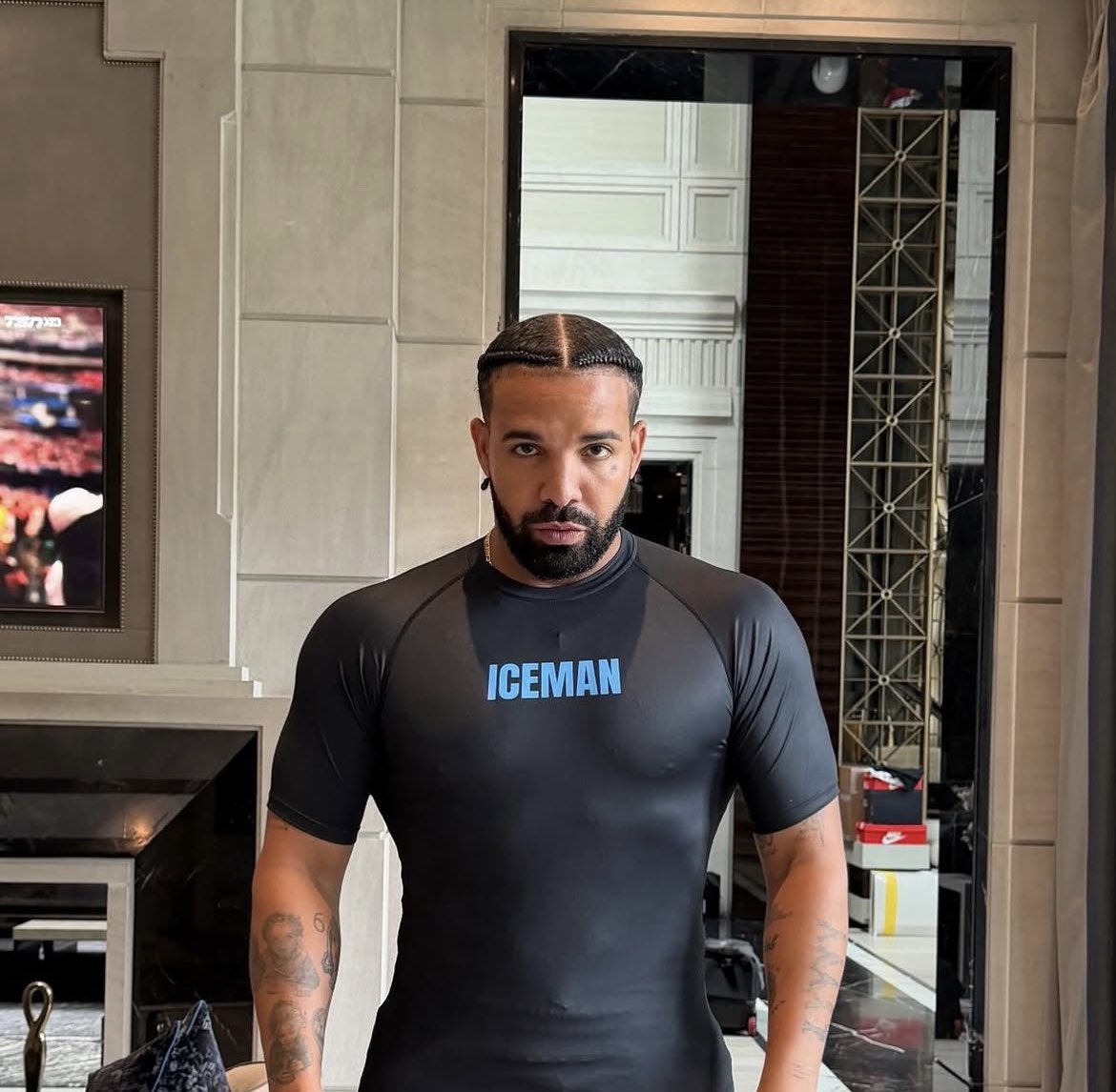 PopCrave's tweet photo. Drake in new photo. https://t.co/wXFemBJAFm