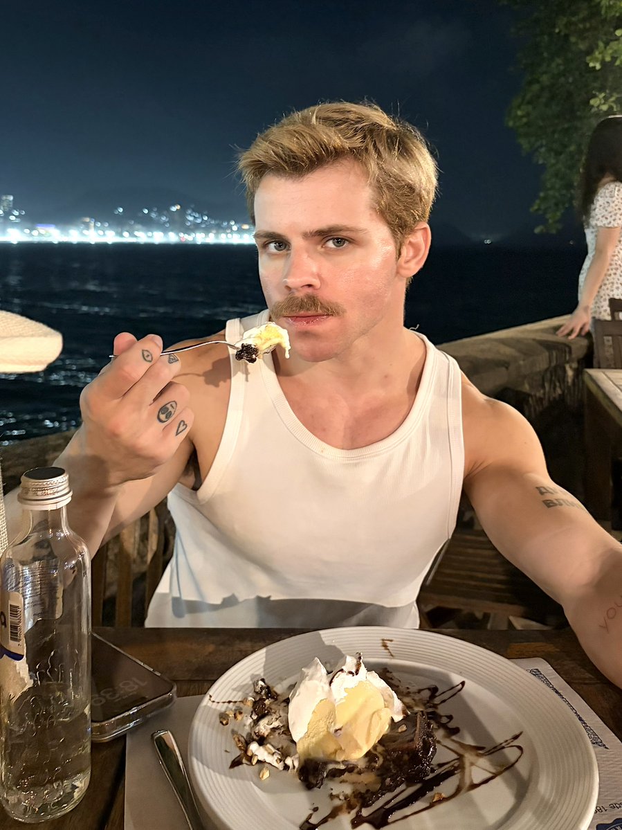 GaelAugusto's tweet photo. A visão de um lanche comigo no Forte de Copacabana. https://t.co/Er5RXijZqh