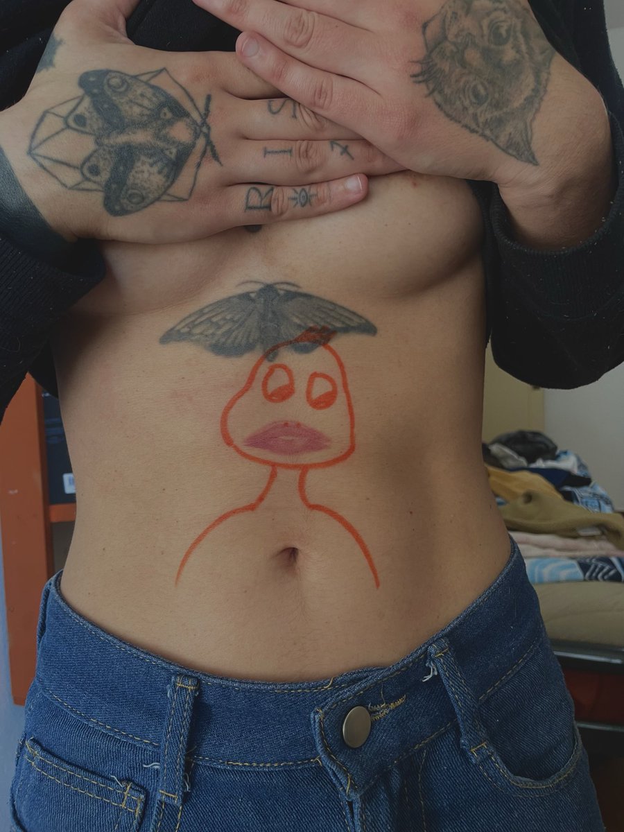yrmsgrd's tweet photo. Só tatue o beijo da sua namorada se for assim https://t.co/JVhc1gzX2I