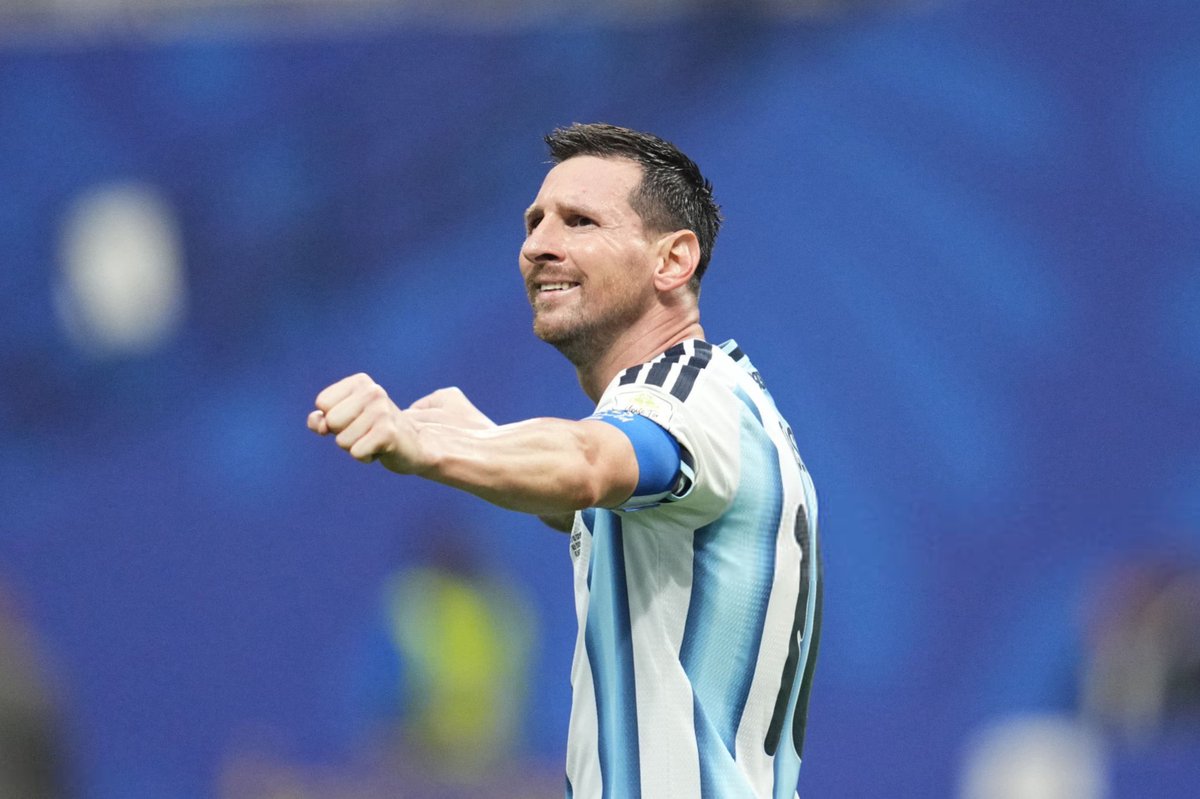 Thsale8's tweet photo. الانقليز مرشحه للقب لانها تمتلك سكواد قوي
فرنسا مرشحه للقب لانها تمتلك اقوى سكواد 
اسبانيا مرشحه للقب لانها تمتلك مواهب وسكواد قوي

الارجنتين مرشحه للقب لانها تمتلك الشايب ذو 39 سنه 🔥😨💙 https://t.co/fpCp4PBYFo