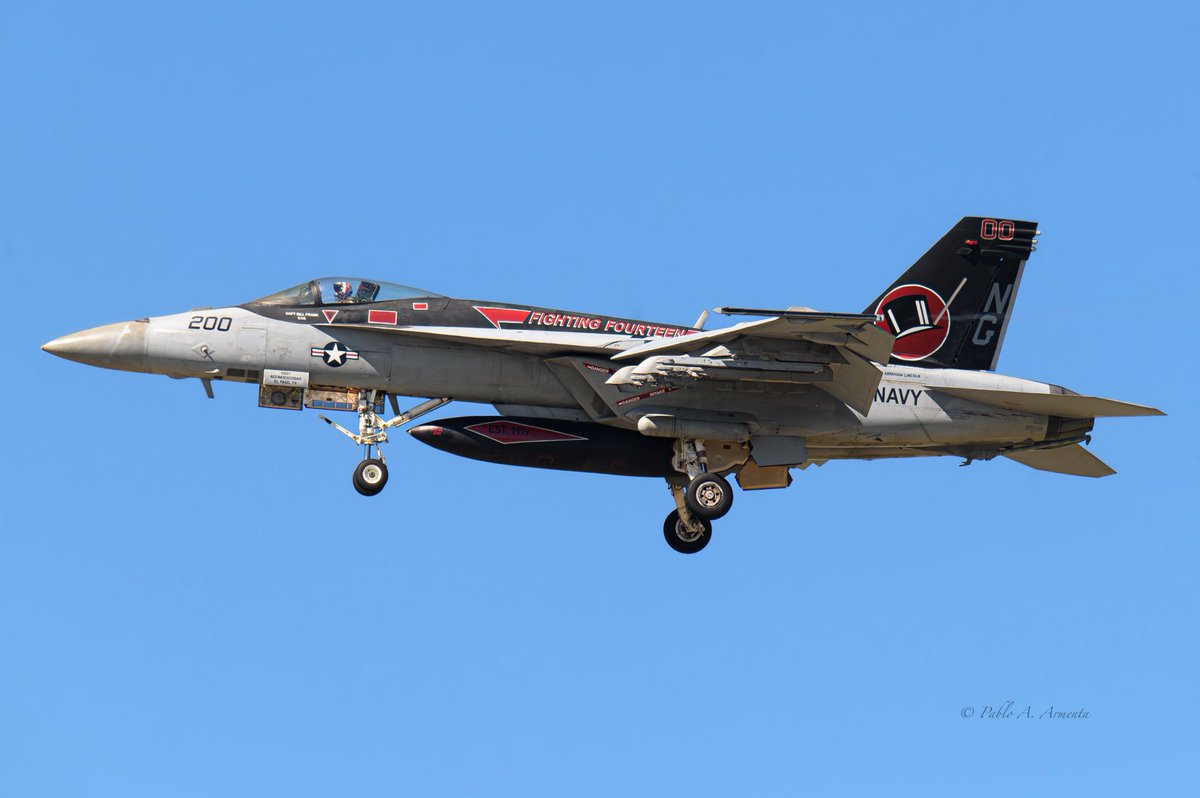 armenta1_pablo's tweet photo. CAG birds from VFA-14 and VAQ-133 arriving to North Island last summer. Working with the USS Abraham Lincoln before heading to an exercise in Alaska.
#VFA14 #VAQ133 #F18 #EA18 #USNAVY #MILITARYAVIATION https://t.co/7hgP1XjzUw