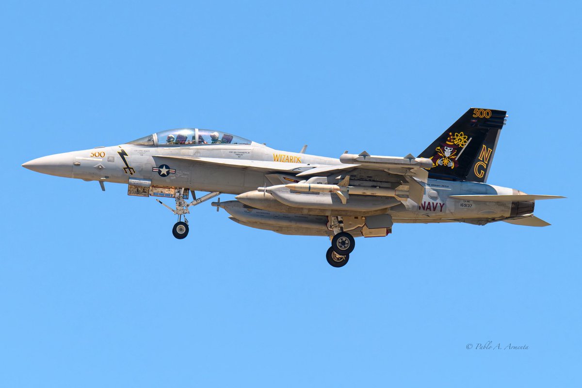 armenta1_pablo's tweet photo. CAG birds from VFA-14 and VAQ-133 arriving to North Island last summer. Working with the USS Abraham Lincoln before heading to an exercise in Alaska.
#VFA14 #VAQ133 #F18 #EA18 #USNAVY #MILITARYAVIATION https://t.co/7hgP1XjzUw
