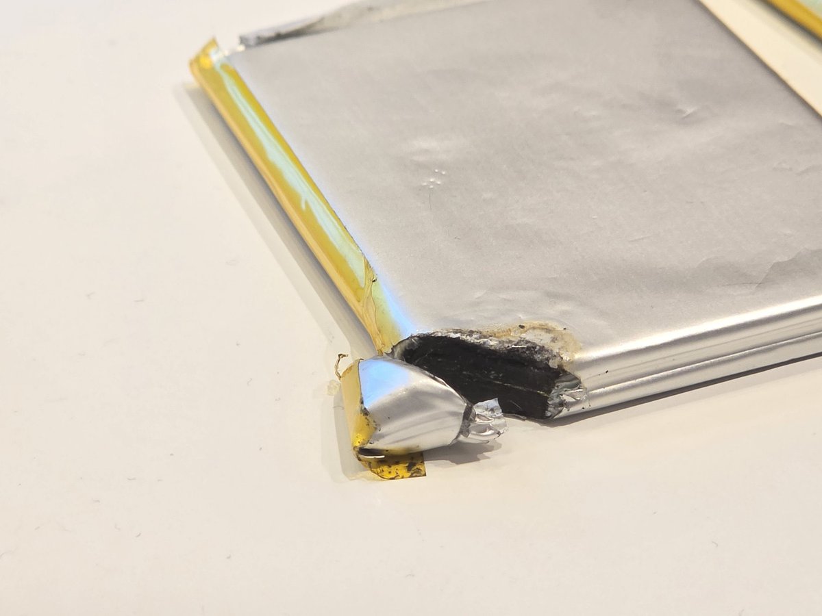 Hayaponlog's tweet photo. 実は、紹介したバッテリーに使われているものと同じ製造元のバッテリーセルの実物を見たことがあります。

穴あけ試験はもちろんクリア。バッテリーそのものをカットしても形を保つという。マジもんの全固体電池です。 https://t.co/lMA2rL3NIm
