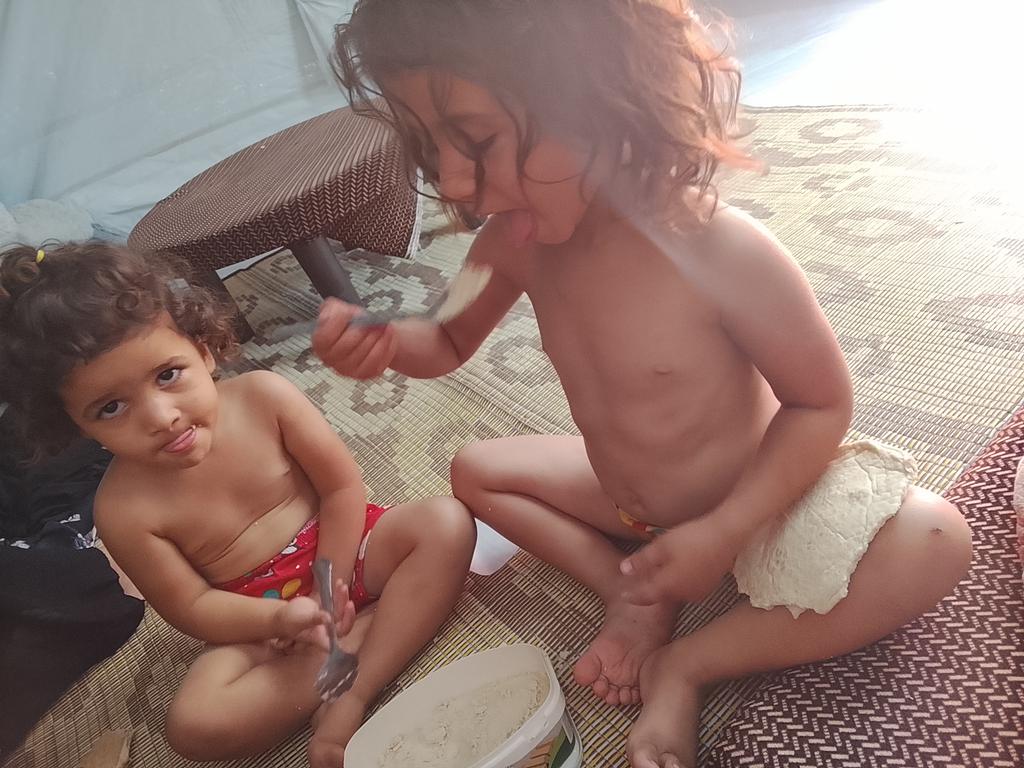 MAHAhln3v's tweet photo. أتوسل إلي كل ضمير حي .. أن ينقذ اطفالي من الجوع والخوف .. اطفالي يعيشون جحيم الخيام ويعانون من سوء تغذية والحشرات تهاجم الخيام ارجوكم انشروا تبرعوا لاطفالي لكي يعيشون حياة كريمة 
https://t.co/6pttdCPFfU https://t.co/jzsHqcAWPI