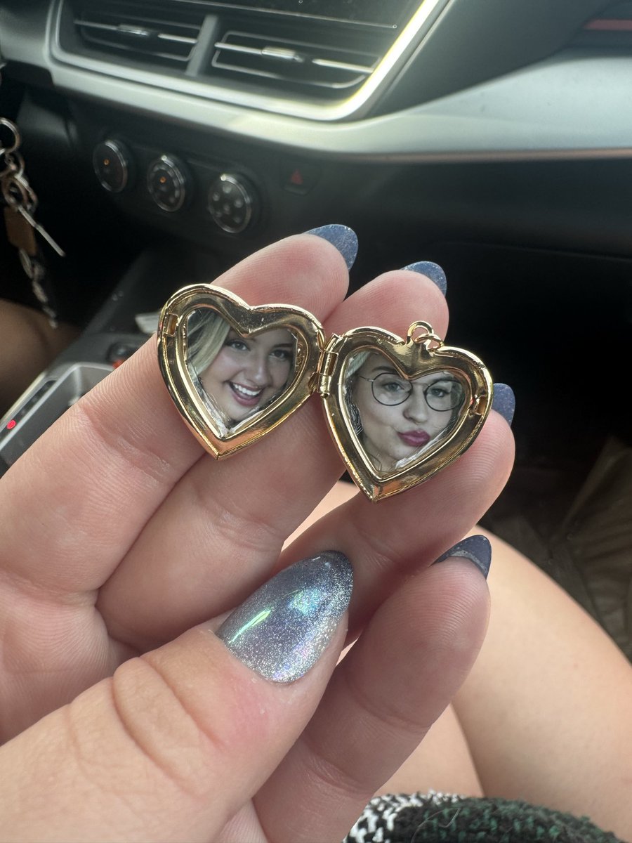 youreturningred's tweet photo. pic of us from the spinnin tour in my locket 🩵 on our way to detroittttt @madisonbeerhq @MadisonNationHQ #detroitlockettour #lockettourdetroit https://t.co/pIiS0AuElc