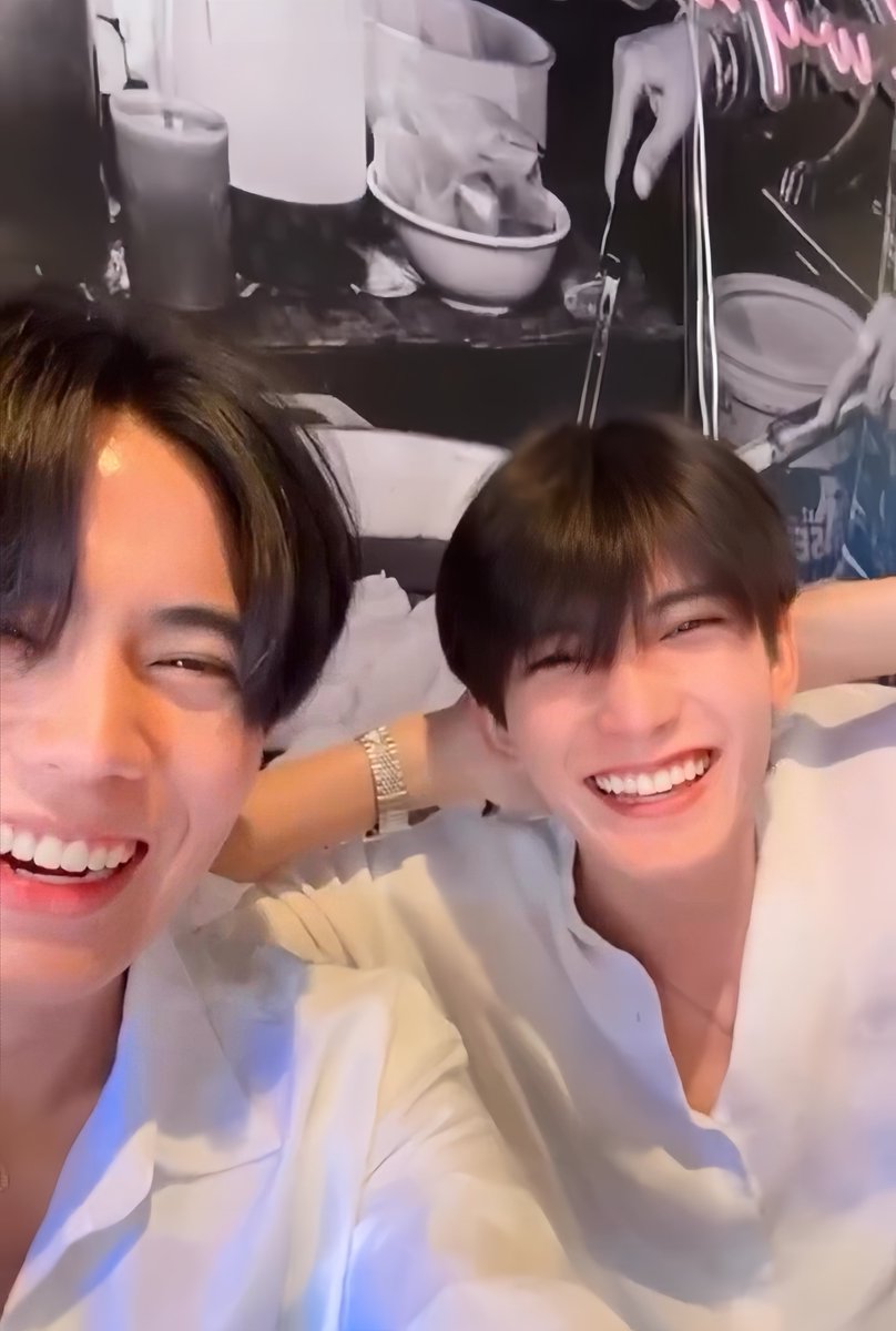 yukiyuki_dj's tweet photo. 🌞Day-8🌻
A photo where they’re laughing💙🧡
(この時の笑顔は最高に可愛い!😊)
#OhmFirst
#OhmFirst30Days https://t.co/ddLEoyBjzt