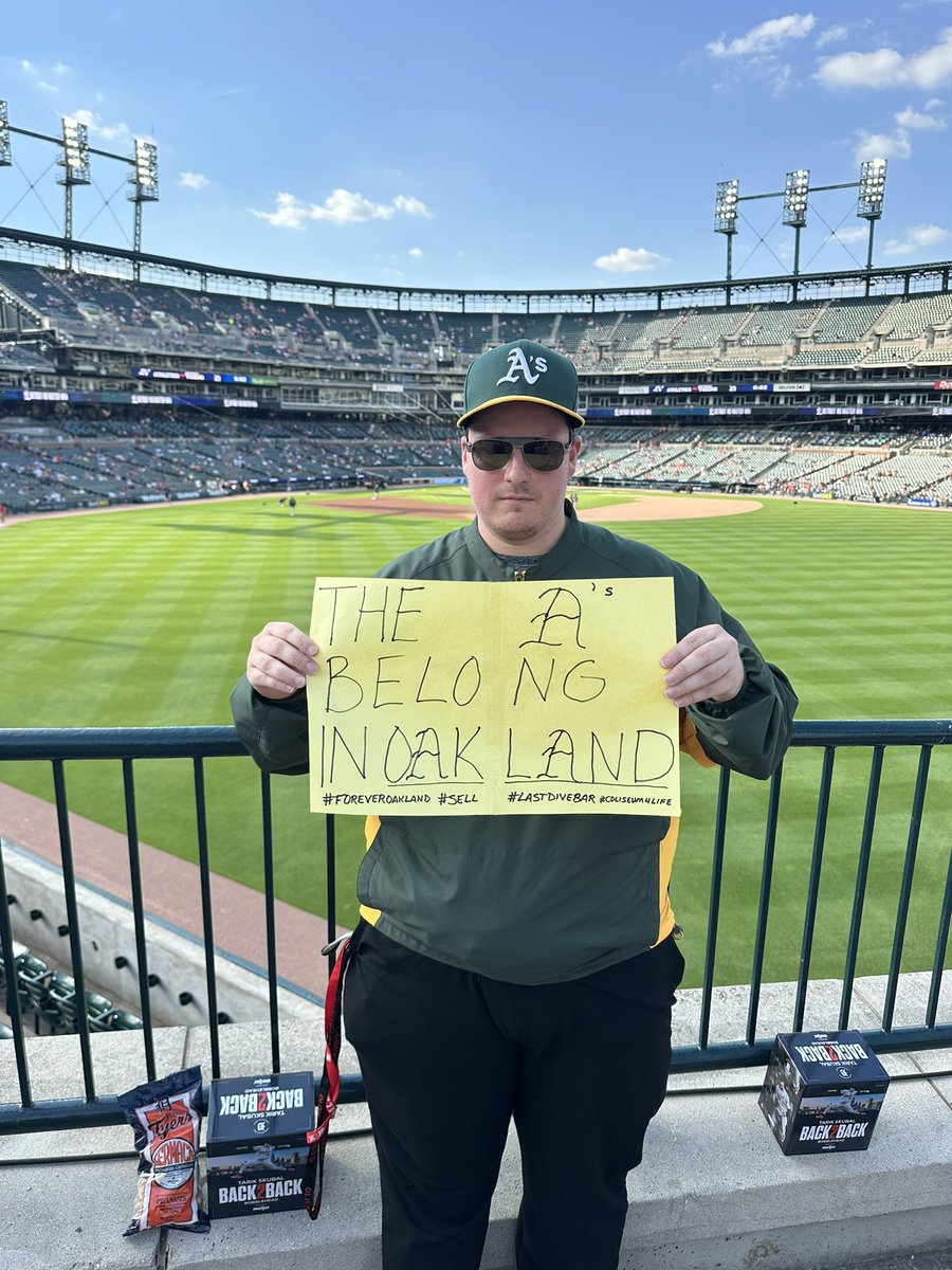 LastDiveBar's tweet photo. The signs keep getting better and better! 

Oakland Forever and Long Live The Coliseum!!! https://t.co/9OO90KAN7S