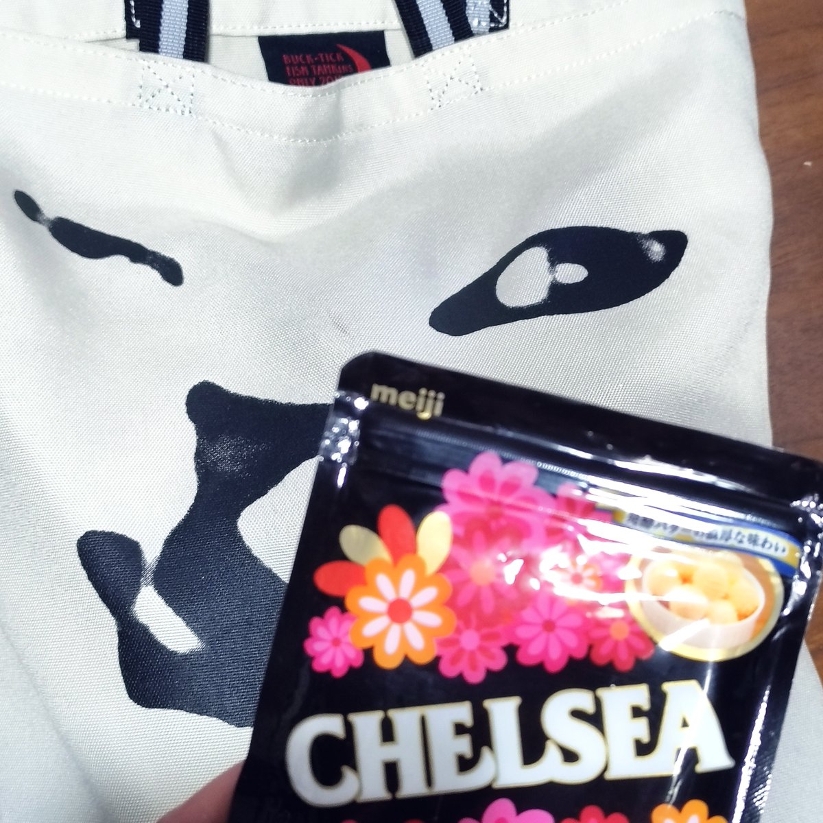 che_kmr's tweet photo. あくびトートみたいなやつで行きまして、CHELSEAのグッズみたいなやつはたまたまですがいつも持ってるやつ中身は小分けしたボディシート。荷物減らし隊の者 https://t.co/1r7XHOly0B
