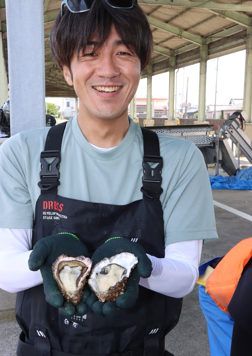 Higasiaichinews's tweet photo. 【 #田原市 】「三倍体カキ」来春初出荷へ　福江湾で種付け始まる　地元漁師ら沖合で養殖籠設置

地元漁業者が来春初出荷を目指して養殖する「三倍体カキ」の種付け作業が8日、同市の福江湾で始まりました。

🔻続きは
https://t.co/bJzTA8Mn5l

#東愛知新聞 https://t.co/QaR55W4jcf