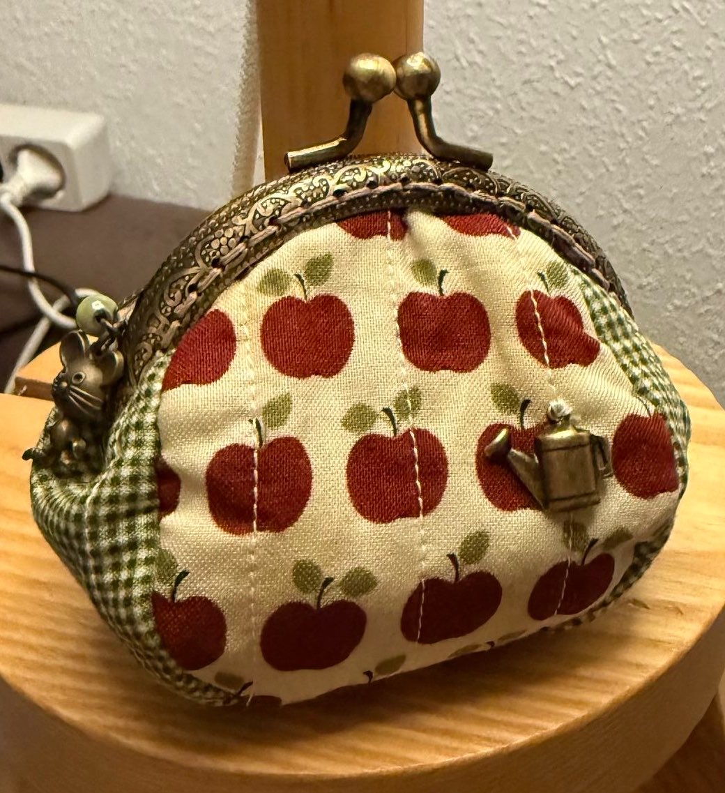 Applepie3u's tweet photo. You guys do NOT understand how much I love apples. I WANT IT 💔 https://t.co/u82BSLk9FC