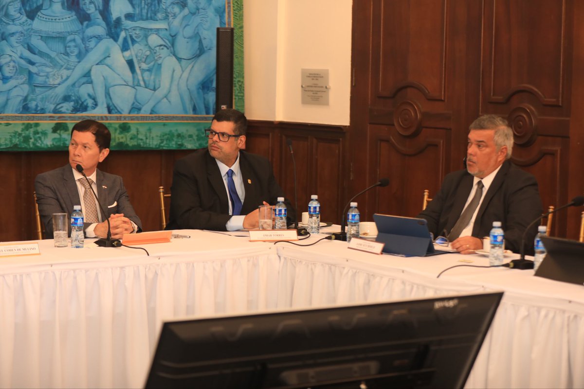 as_salazar's tweet photo. Gobierno del presidente Mulino pone a Panamá dentro de la ruta de las tecnologías emergentes, incluida la IA

Con la participación de la Primera Dama de la República, Maricel Cohen de Mulino -como testigo de honor-, el ministro de la Presidencia, Juan Carlos Orillac instaló este miércoles la Comisión Nacional de Tecnologías Críticas y Emergentes (CNTCE), que dio paso a la igual formalización de la Subcomisión de Inteligencia Artificial (IA). Ambas instancias -creadas mediante el Decreto Ejecutivo N° 36 de 7 de mayo de 2026- son una visión de Estado del gobierno del presidente José Raúl Mulino para coordinar acciones que permitan al país desarrollar, adoptar y aprovechar de manera responsable las tecnologías que están transformando el mundo.

ministro Orillac destacó que la CNTCE es un paso fundamental del Gobierno Nacional que trasciende la política y los gobiernos. Es una estrategia de Estado para que el país, además de jugar su rol en la región y el mundo con las ventajas logísticas y competitivas que le permite su posición geográfica, pueda estar acorde a los cambios tecnológicos globales.

Orillac fue enfático al señalar que la instalación de la CNTCE no es un trámite protocolar: es la decisión deliberada de un país que ha resuelto no quedarse a observar cómo el mundo se transforma, sino tomar parte activa en esa transformación, ya que hoy la tecnología ha dejado de ser un asunto exclusivamente técnico para convertirse en un asunto de Estado.

Indicó que tecnologías como los semiconductores, biotecnología, energías renovables, la IA, computación cuántica, robótica y la ciberseguridad, entre otros, no solo definen industrias:  definen la soberanía, la seguridad y la prosperidad de las naciones. 

“La evidencia más concreta de esa decisión es nuestro avance en el esfuerzo para establecer en Panamá la industria de semiconductores, hoy ya respaldada por decreto y con acciones concretas. Panamá cuenta con activos que pocos países de la región pueden ofrecer juntos”.

Oficializada esta Comisión, se procedió a la instalación de la Subcomisión de Inteligencia Artificial, y dieron a conocer los representantes de las diversas entidades que la integrarán. El ministro Orillac presidirá la CNTCE; mientras que la citada Subcomisión estará presidida por el secretario nacional de Ciencia, Tecnología e Innovación (Senacyt), Dr. Eduardo Ortega Barría.

Por su parte, el Dr. Ortega Barría destacó la presencia de la Primera Dama como testigo de honor en la instalación de la CNTCE, así como el respaldo que ha brindado a los esfuerzos que se realizan en el país en pro de la educación, la juventud y las oportunidades para ellos, mismas que se buscan generar con el abordaje de los temas tecnológicos mencionados. 

La CNTCE también está conformada por Lucy Molinar, ministra de Educación; Felipe Chapman, ministro de Economía y Finanzas; Julio Moltó, ministro de Comercio e Industrias; Frank Ábrego, ministro del Seguridad; y Javier Martínez-Acha, ministro de Relaciones Exteriores. 

En tanto, la Subcomisión de Inteligencia Artificial lo integrarán representantes de Universidad de Panamá (UP); la Universidad Tecnológica de Panamá (UTP);  la Autoridad Nacional para la Innovación Gubernamental (AIG); la Autoridad Nacional de Transparencia y Acceso a la Información (Antai); la Asociación Panameña de Ejecutivos de Empresa (Apede); la Cámara Panameña de Tecnologías de Información, Innovación y Telecomunicaciones (Capatec); la Autoridad Nacional de los Servicios Públicos (ASEP); la Secretaría Nacional de Energía; el Centro Nacional de Competitividad (CNC); la Cámara de Comercio, Industrias y Agricultura de Panamá (CCIAP), además de los titulares del Meduca y MICI.