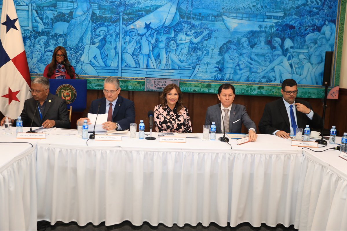 as_salazar's tweet photo. Gobierno del presidente Mulino pone a Panamá dentro de la ruta de las tecnologías emergentes, incluida la IA

Con la participación de la Primera Dama de la República, Maricel Cohen de Mulino -como testigo de honor-, el ministro de la Presidencia, Juan Carlos Orillac instaló este miércoles la Comisión Nacional de Tecnologías Críticas y Emergentes (CNTCE), que dio paso a la igual formalización de la Subcomisión de Inteligencia Artificial (IA). Ambas instancias -creadas mediante el Decreto Ejecutivo N° 36 de 7 de mayo de 2026- son una visión de Estado del gobierno del presidente José Raúl Mulino para coordinar acciones que permitan al país desarrollar, adoptar y aprovechar de manera responsable las tecnologías que están transformando el mundo.

ministro Orillac destacó que la CNTCE es un paso fundamental del Gobierno Nacional que trasciende la política y los gobiernos. Es una estrategia de Estado para que el país, además de jugar su rol en la región y el mundo con las ventajas logísticas y competitivas que le permite su posición geográfica, pueda estar acorde a los cambios tecnológicos globales.

Orillac fue enfático al señalar que la instalación de la CNTCE no es un trámite protocolar: es la decisión deliberada de un país que ha resuelto no quedarse a observar cómo el mundo se transforma, sino tomar parte activa en esa transformación, ya que hoy la tecnología ha dejado de ser un asunto exclusivamente técnico para convertirse en un asunto de Estado.

Indicó que tecnologías como los semiconductores, biotecnología, energías renovables, la IA, computación cuántica, robótica y la ciberseguridad, entre otros, no solo definen industrias:  definen la soberanía, la seguridad y la prosperidad de las naciones. 

“La evidencia más concreta de esa decisión es nuestro avance en el esfuerzo para establecer en Panamá la industria de semiconductores, hoy ya respaldada por decreto y con acciones concretas. Panamá cuenta con activos que pocos países de la región pueden ofrecer juntos”.

Oficializada esta Comisión, se procedió a la instalación de la Subcomisión de Inteligencia Artificial, y dieron a conocer los representantes de las diversas entidades que la integrarán. El ministro Orillac presidirá la CNTCE; mientras que la citada Subcomisión estará presidida por el secretario nacional de Ciencia, Tecnología e Innovación (Senacyt), Dr. Eduardo Ortega Barría.

Por su parte, el Dr. Ortega Barría destacó la presencia de la Primera Dama como testigo de honor en la instalación de la CNTCE, así como el respaldo que ha brindado a los esfuerzos que se realizan en el país en pro de la educación, la juventud y las oportunidades para ellos, mismas que se buscan generar con el abordaje de los temas tecnológicos mencionados. 

La CNTCE también está conformada por Lucy Molinar, ministra de Educación; Felipe Chapman, ministro de Economía y Finanzas; Julio Moltó, ministro de Comercio e Industrias; Frank Ábrego, ministro del Seguridad; y Javier Martínez-Acha, ministro de Relaciones Exteriores. 

En tanto, la Subcomisión de Inteligencia Artificial lo integrarán representantes de Universidad de Panamá (UP); la Universidad Tecnológica de Panamá (UTP);  la Autoridad Nacional para la Innovación Gubernamental (AIG); la Autoridad Nacional de Transparencia y Acceso a la Información (Antai); la Asociación Panameña de Ejecutivos de Empresa (Apede); la Cámara Panameña de Tecnologías de Información, Innovación y Telecomunicaciones (Capatec); la Autoridad Nacional de los Servicios Públicos (ASEP); la Secretaría Nacional de Energía; el Centro Nacional de Competitividad (CNC); la Cámara de Comercio, Industrias y Agricultura de Panamá (CCIAP), además de los titulares del Meduca y MICI.