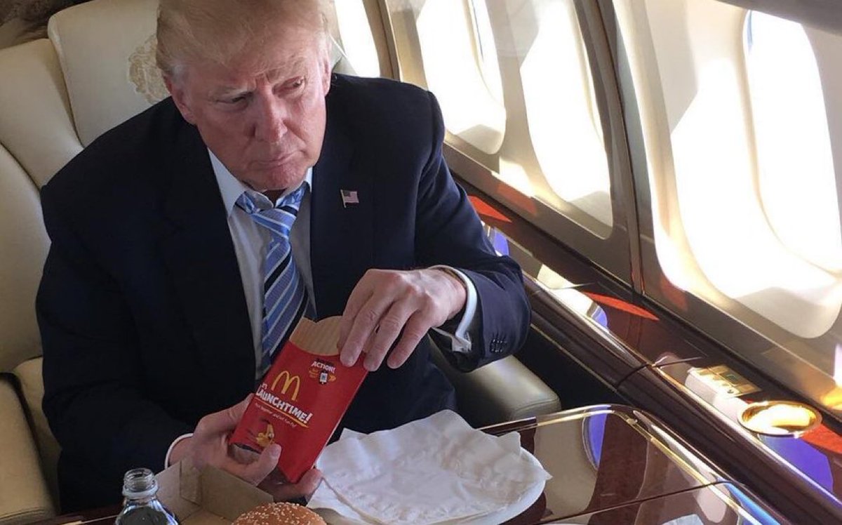 AlertaNews24's tweet photo. 🇺🇸 | Según informes, Trump llevó una delegación de 1.400 personas a Turquía —incluyendo personal asignado para recolectar sus desechos biológicos.

Según The Guardian, forma parte de un protocolo especial de seguridad diseñado para impedir que gobiernos extranjeros analicen la salud del presidente de EE.UU. a través de muestras biológicas..