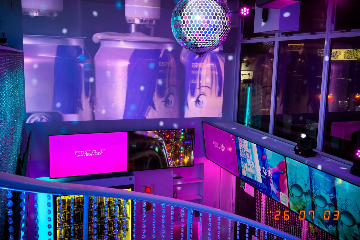 TechnikLAB's tweet photo. プレオープンされたFETISH CLUB Azabu-Jubanに夫婦+友人共々先週末ご招待頂き美味しいクラフトビール&amp;軽食を堪能（感謝）今回独在住友人経由で映像制作等にお声掛け頂き、店内プロジェクターx4+モニターx11+小ブラウン管x6等わんさか設置の映像投影三昧art空間に醸造所や各所風景等の映像投影中（汗） https://t.co/Ln77cYVVvT