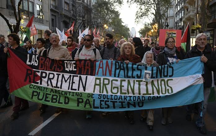 AtletiNationID's tweet photo. Udahlah nuduh Argentina NT secara tim itu zionis, gaada yang pernah kasih statement itu. In fact, Argentina membatalkan pertandingan melawan Israel setelah kekerasan Gaza meningkat di 2018.

Itu NT-nya, Legenda sepakbolanya, Maradona bahkan menyatakan kalau dia Pro-Palestina, Masyarakat Argentina juga mengadakan rally untuk mendorong Hak Asasi Manusia dan Kemerdekaan Palestina ditegakkan. 

Itu jelas, sekarang gini. Kemarin gua dukung Belgia karena ketidakadilan FIFA yang memperbolehkan Balogun main, tetapi kiper Belgia, Courtois menyatakan dirinya secara terbuka mendukung Israel. Apakah gua serta merta jadi pendukung Zionis di match itu?

Gue bukan bagian perdebatan dari Fans Messi, ataupun Fans Ronaldo, bagi gue mereka berdua adalah Greatest Player pada masanya yang membuat Sepakbola itu menarik dan gaperlu diperdebatkan. Tetapi tuduhan Zionis yang melekat ke Argentina National Team adalah TIDAK MASUK AKAL. Sekali lagi, Tim Nasional Argentina.