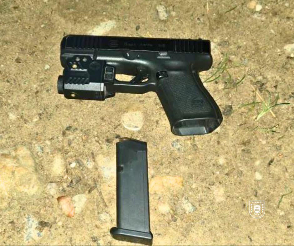 PMOPHN's tweet photo. 🚨 #SoluciónContraElCrimen | PMOP requiere a ciudadano por supuesto porte ilegal de arma de fuego en Colón.
Las Fuerzas Armadas de Honduras, a través de la Policía Militar del Orden Público (#9BPMOP), en coordinación con la Fuerza de Tarea Conjunta Xatruch, requirieron a un ciudadano durante un retén militar instalado en la comunidad de Champas, municipio de Iriona, departamento de Colón.
Durante la intervención se decomisó:
📌 01 arma de fuego tipo pistola, calibre 9 mm.
📌 01 cargador.
📌 11 cartuchos calibre 9 mm, sin percutir.
El ciudadano y la evidencia decomisada fueron remitidos a la Unidad Metropolitana de Prevención (UMEP-19) de la Policía Nacional, en Trujillo, Colón, para continuar con el procedimiento legal correspondiente.