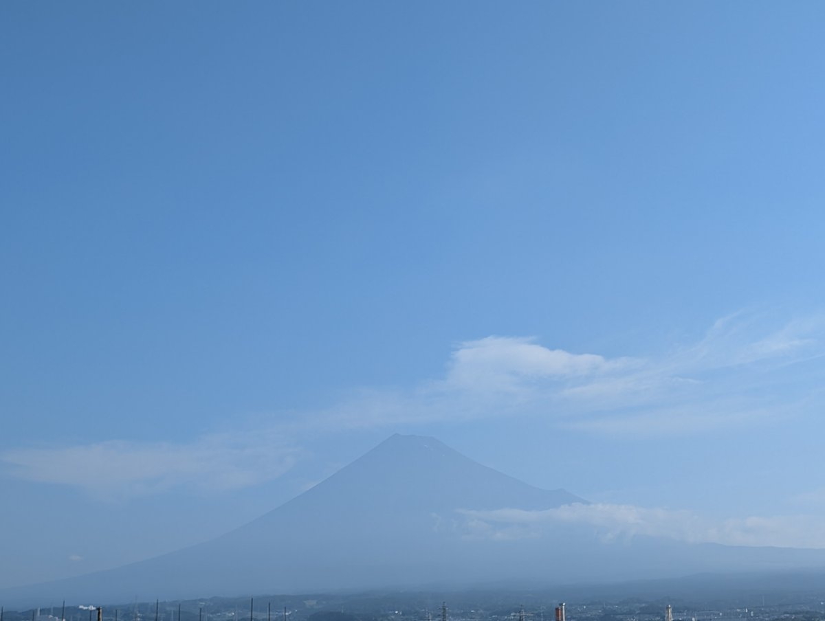sugisugi223's tweet photo. おはようございます❗️天気が悪い日が続き、2〜3日振りの富士山🗻です☺️
暑くなりそうな1日です、水分補給を心掛け過ごしましょう🙂‍↕️ https://t.co/G666LdQy7n