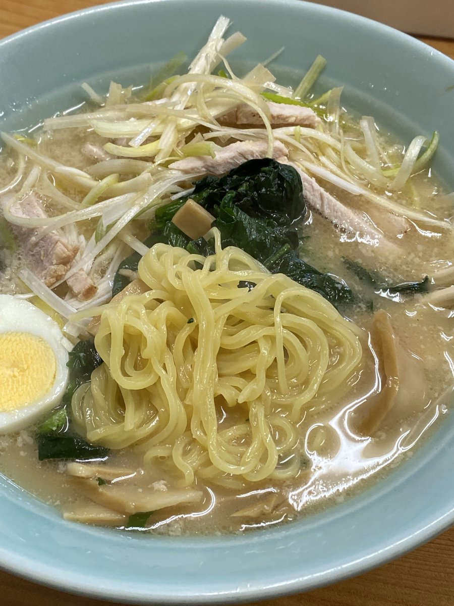 Ra_menlife's tweet photo. らぁめん屋

ネギラーメンとんこつ味　いただきました

とんこつは味なのかはさておき、それぽい味で美味しい😋ここのツルツルの麺とネギが最高〜一通り食べたから次はワンタン麺食べてみよう https://t.co/QdFPHsBRJO