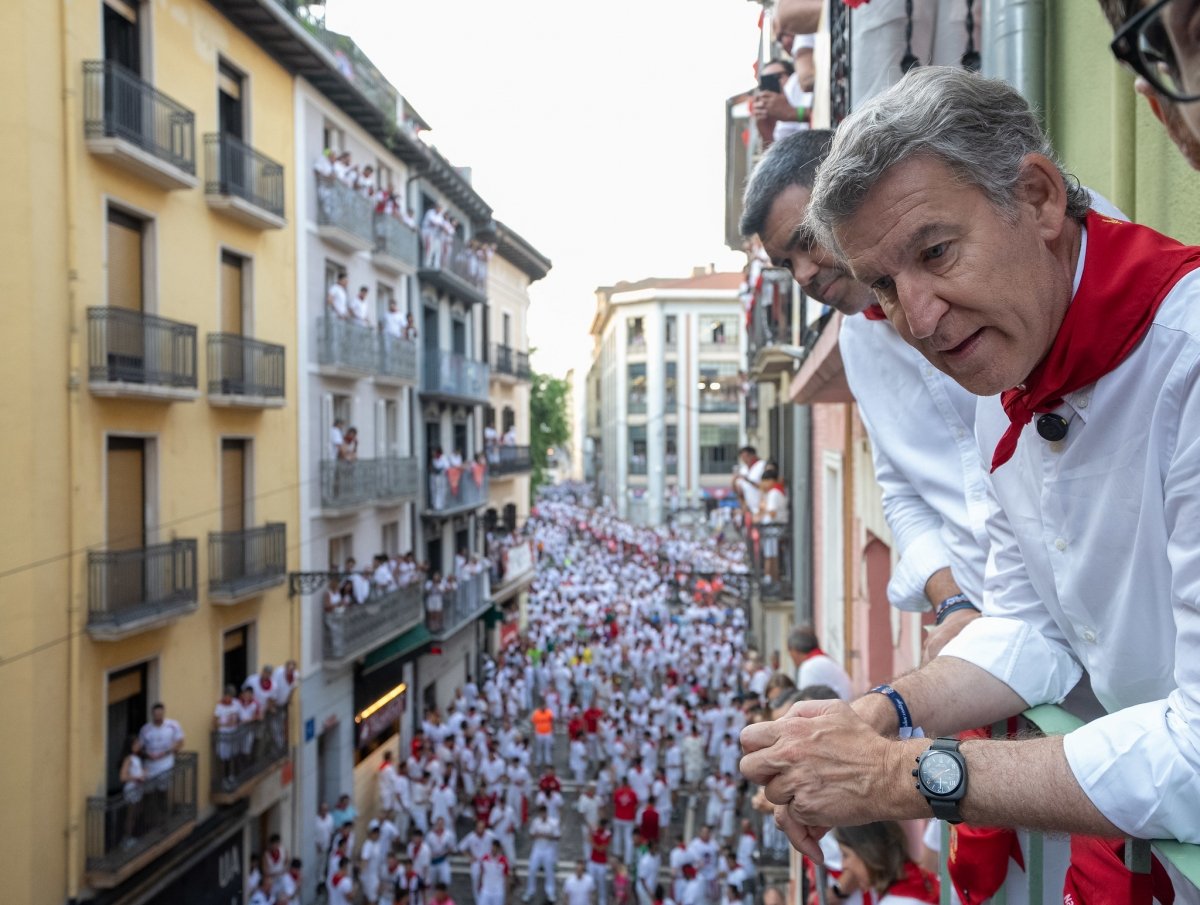 Juas79's tweet photo. @GrupoPPMadrid La #PPayasa Narco Friendly, se AUSENTA DEL CONGRESO más del 57%. 

Hoy miércoles, día LABORABLE, se le ha visto en Pamplona, haciéndose FOTOS RIDÍCULAS en un balcón.

QUE LE BAJEN LOS TRES SUELDOS QUE COBRA. https://t.co/Km3kznMZrS