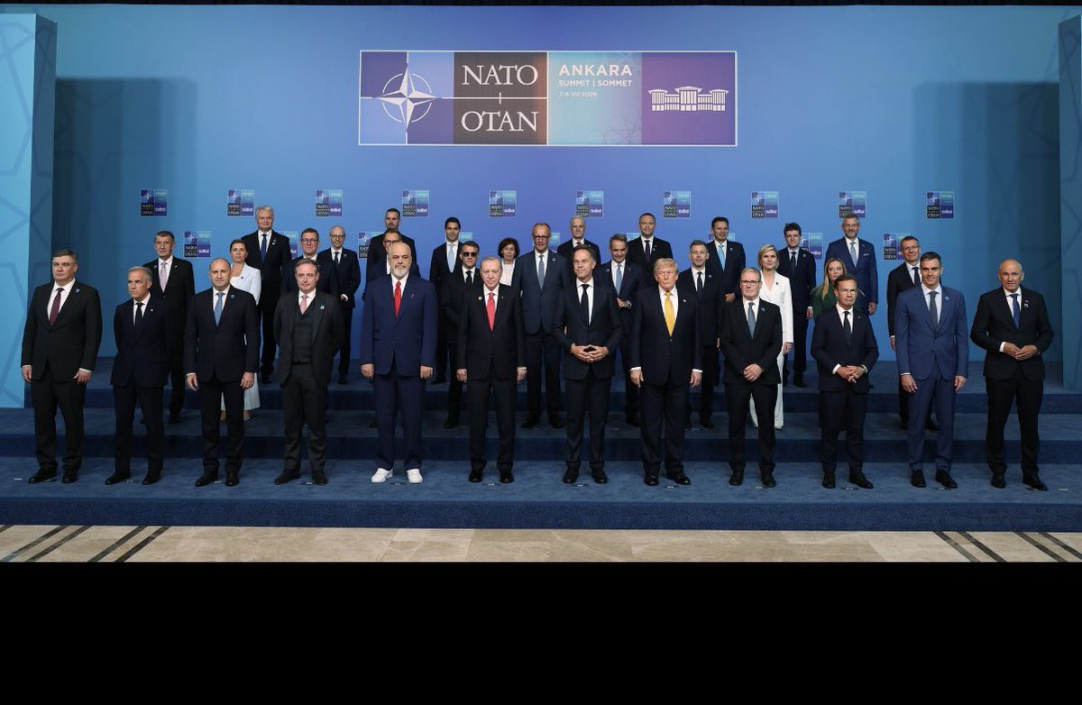 Gulafer_'s tweet photo. Ankara’da gerçekleştirilen 36. NATO Devlet ve Hükûmet Başkanları Zirvesi, Türkiye’nin uluslararası sistemde ulaştığı stratejik konumu ve diplomatik ağırlığını tüm dünyaya bir kez daha gösterdi.

Zirve, yalnızca güvenlik politikalarının ele alındığı bir platform olmanın ötesinde; Türkiye’nin kriz yönetimindeki etkinliğini, müzakere gücünü ve güven veren devlet anlayışını ortaya koyan tarihi bir buluşmaya dönüştü.

Kusursuz organizasyonu, güçlü güvenlik altyapısı, diplomatik nezaketi ve kültürel zenginliğimizi yansıtan ev sahipliğiyle Ankara, dünya liderlerini en iyi şekilde ağırlarken; Türkiye de uluslararası camiaya istikrar üreten, çözüm geliştiren ve güven inşa eden bir ülke olduğunu bir kez daha ispatladı.

Cumhurbaşkanımız Sayın Recep Tayyip Erdoğan’ın liderliğinde gerçekleştirilen temaslar, savunma ve güvenlik alanındaki iş birliklerinin yanı sıra ticaret, yatırım, üretim ve ekonomik ortaklıklara ilişkin yeni ufuklar açtı. Bu görüşmeler, Türkiye’nin sadece bölgesel değil, küresel ölçekte de belirleyici bir aktör olma iradesini net biçimde ortaya koydu.

Bugün gelinen noktada Türkiye; sözü dinlenen, masada ağırlığı hissedilen ve karar süreçlerine yön veren ülkelerden biridir. Ankara Zirvesi de bu gerçeğin en güçlü teyidi olmuştur.

Dünya, Türkiye’nin yükselen diplomatik gücüne bir kez daha şahitlik etti. Güçlü liderlik, sağlam diplomasi ve vizyoner devlet anlayışıyla Türkiye Yüzyılı, artık yalnızca bir hedef değil; uluslararası arenada adım adım gerçeğe dönüşen bir vizyonun adıdır.